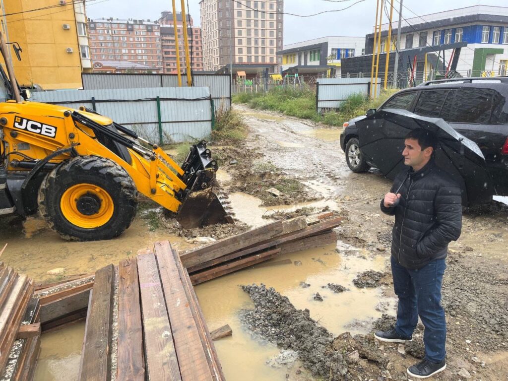 Депутат Марат Алияров по поручению Заура Аскендерова инспектирует последствия ливней в Каспийске