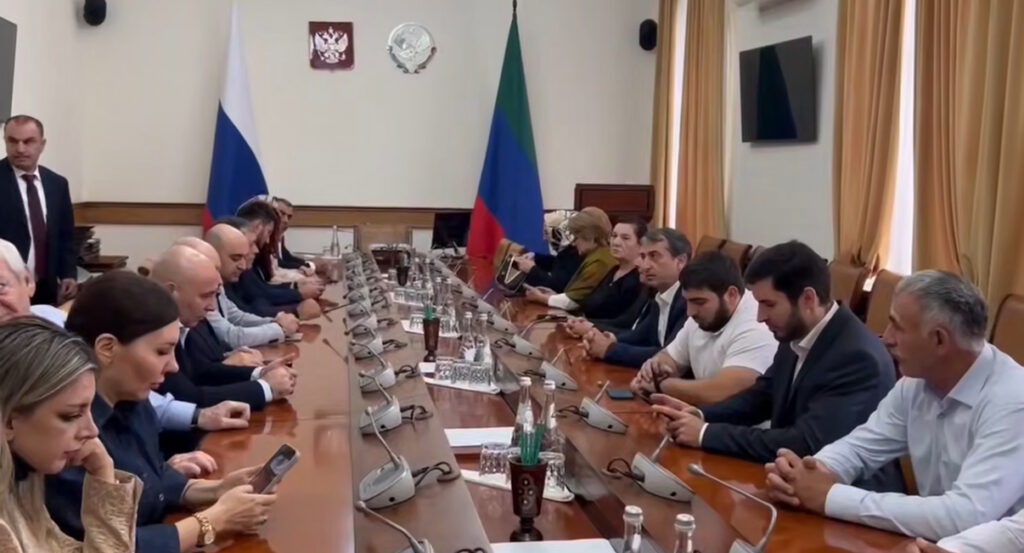 Дагестанцы получили государственные награды за вклад в развитие республики накануне Дня единства