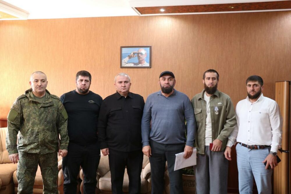Глава Казбековского района вручил ордена и медали семьям погибших героев и ветерану СВО