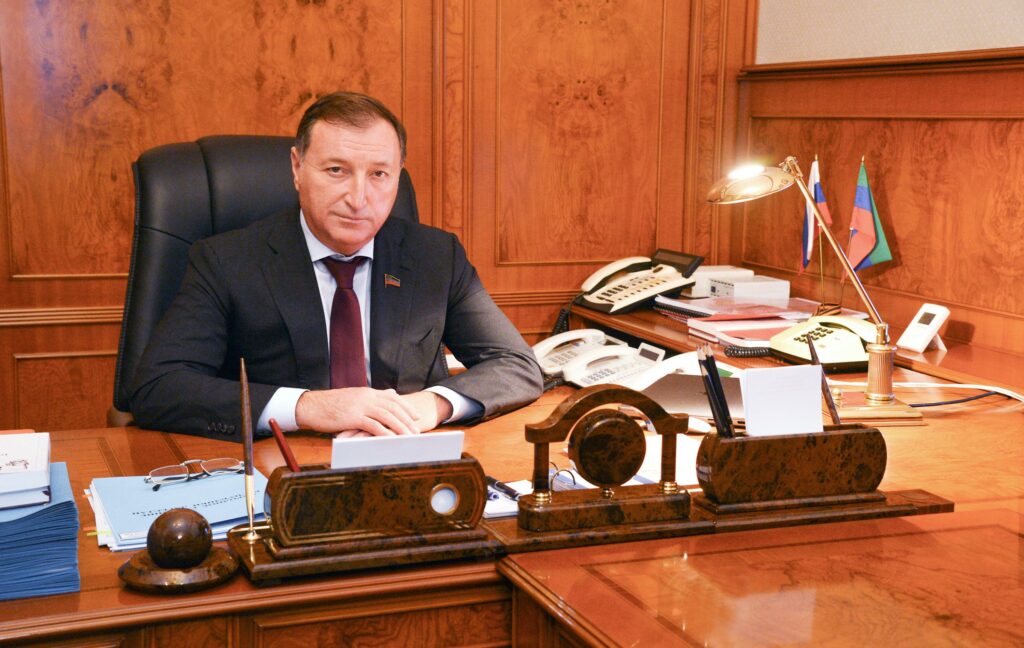 Спикер Парламента поздравил налоговых работников Дагестана