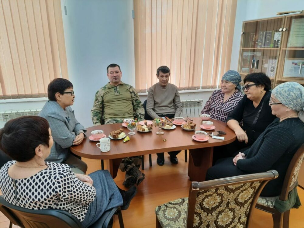 Коллектив  газеты «Голос степи» встретился с участником СВО Алавдином Тенизбаевым