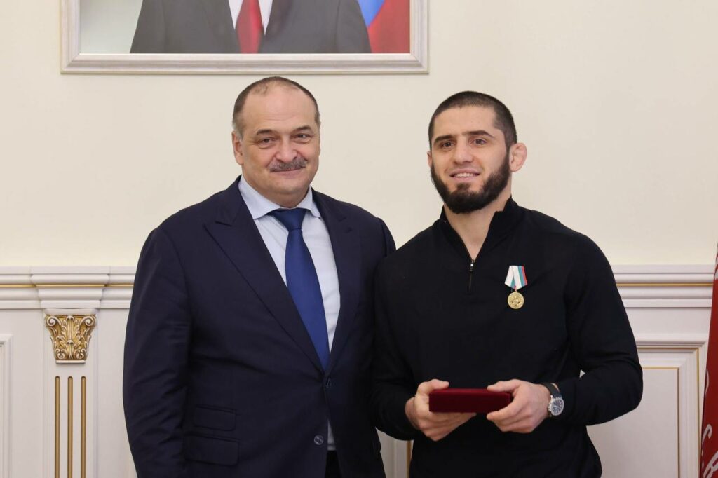Ислам Махачев награждён медалью Дагестана за спортивные достижения