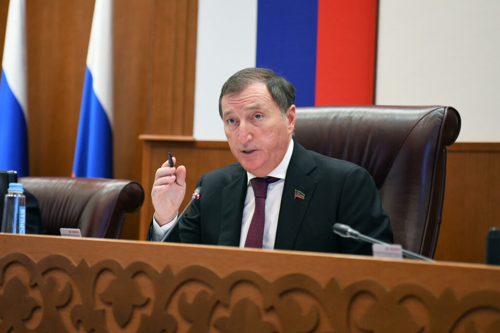 Заур Аскендеров предложил направить доходы от лицензирования табачной торговли на помощь детям с ОВЗ