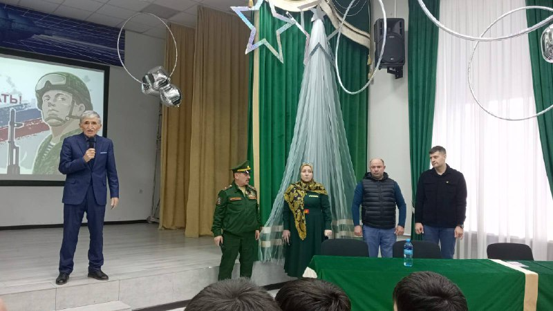 Лицей №8 Махачкалы открывает двери в военную карьеру