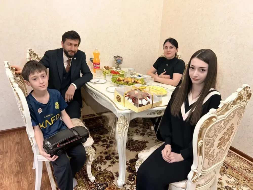 Арсен Юсупов подарил велосипед юной жительнице Каспийска и поддержал её семью в канун Нового года
