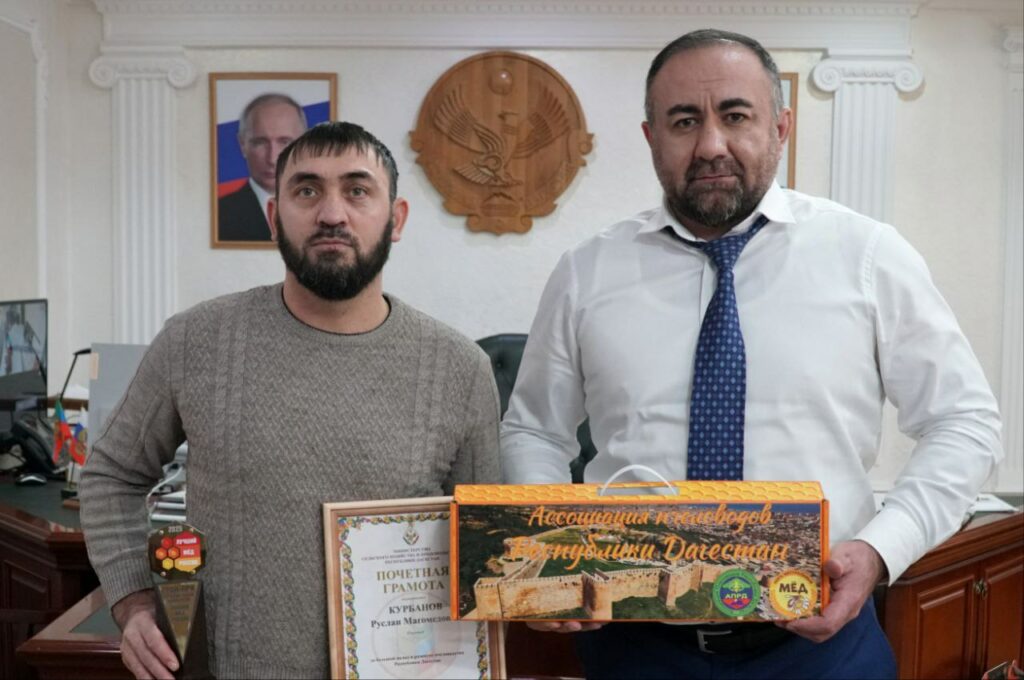 Министр сельского хозяйства Дагестана наградил призера всероссийского «Апифорума»