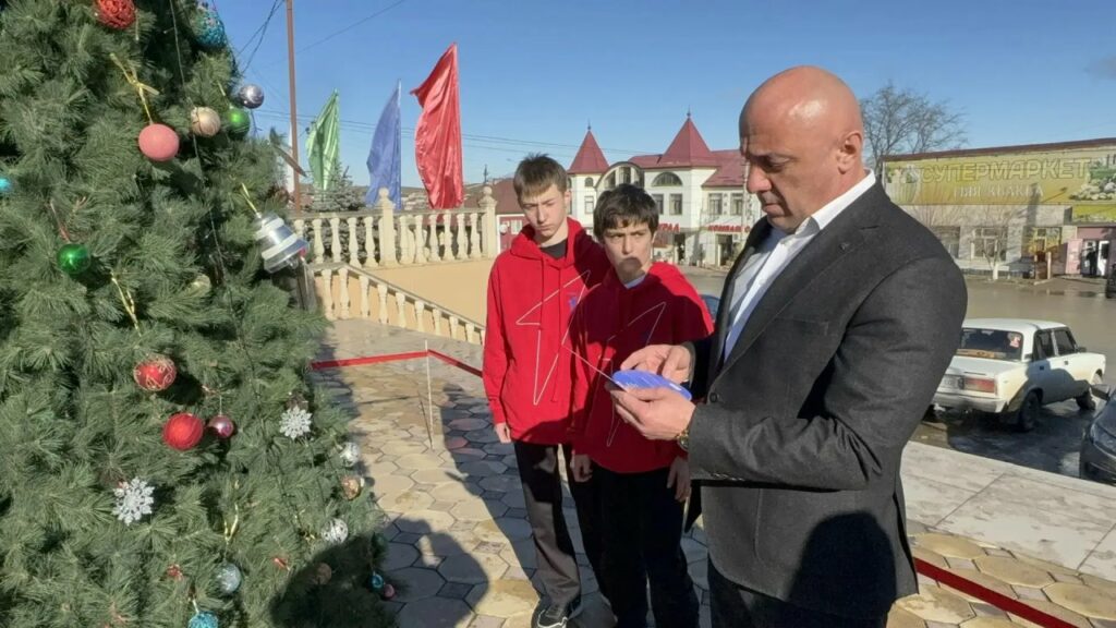 Глава Сергокалинского района подарил праздник детям в рамках акции «Ёлка желаний»