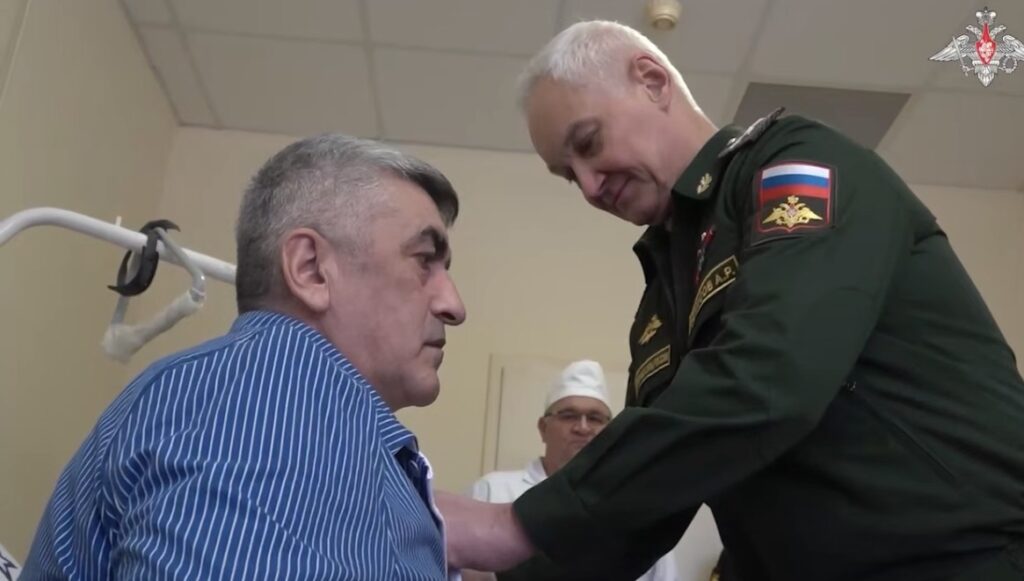 Министр Обороны РФ вручил орден Александра Невского Герою России из Дагестана