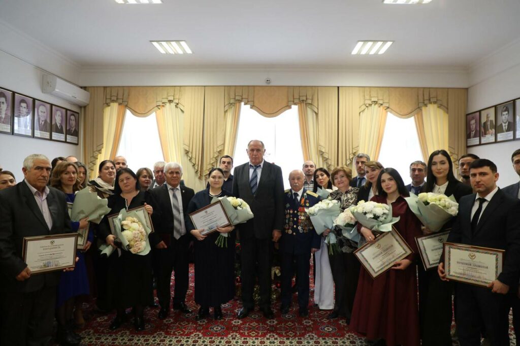 Абдулмуслим Абдулмуслимов вручил государственные награды 37 дагестанцам