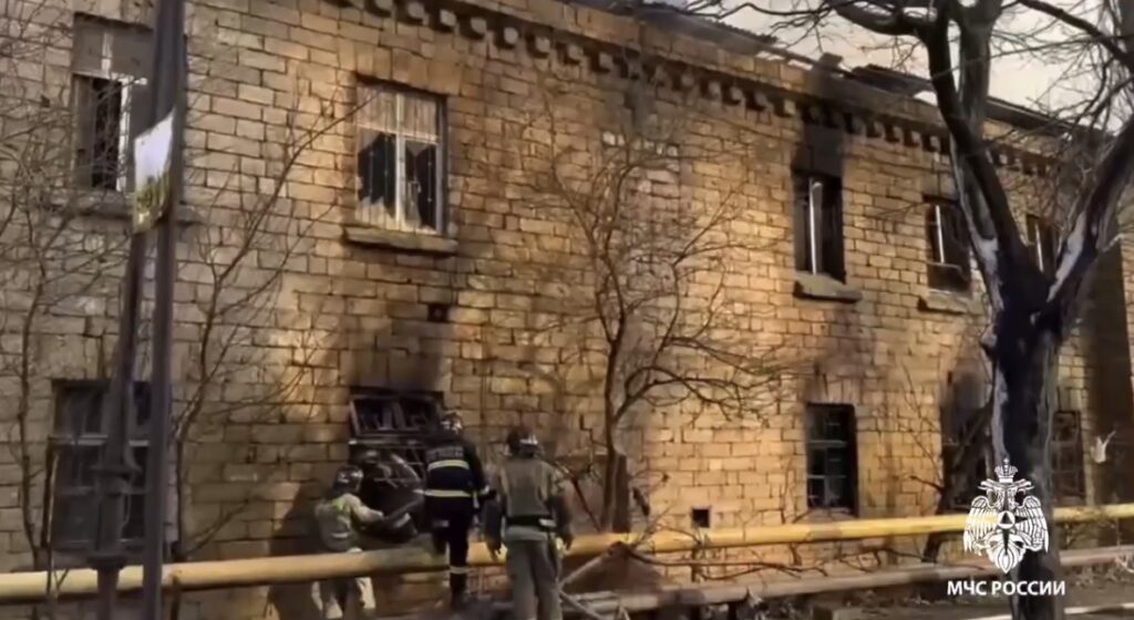 В Махачкале потушили пожар в неэксплуатируемом здании