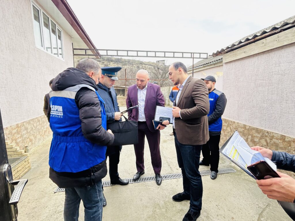 В Буйнакске судебные приставы и газовики провели совместный рейд по злостным неплательщикам