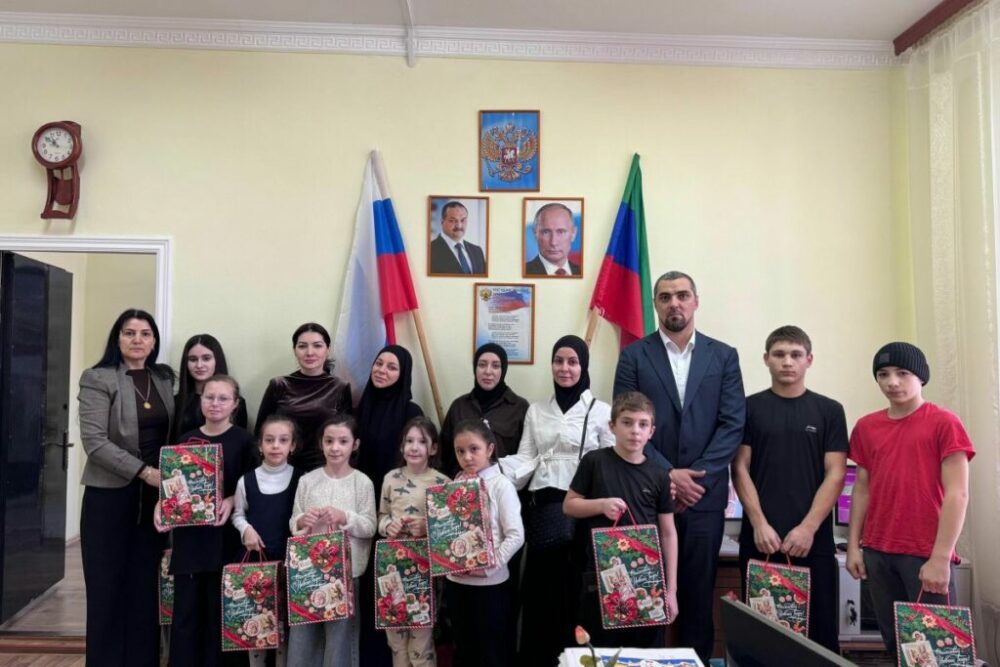 В Махачкале прошла акция по вручению новогодних подарков семьям участников СВО