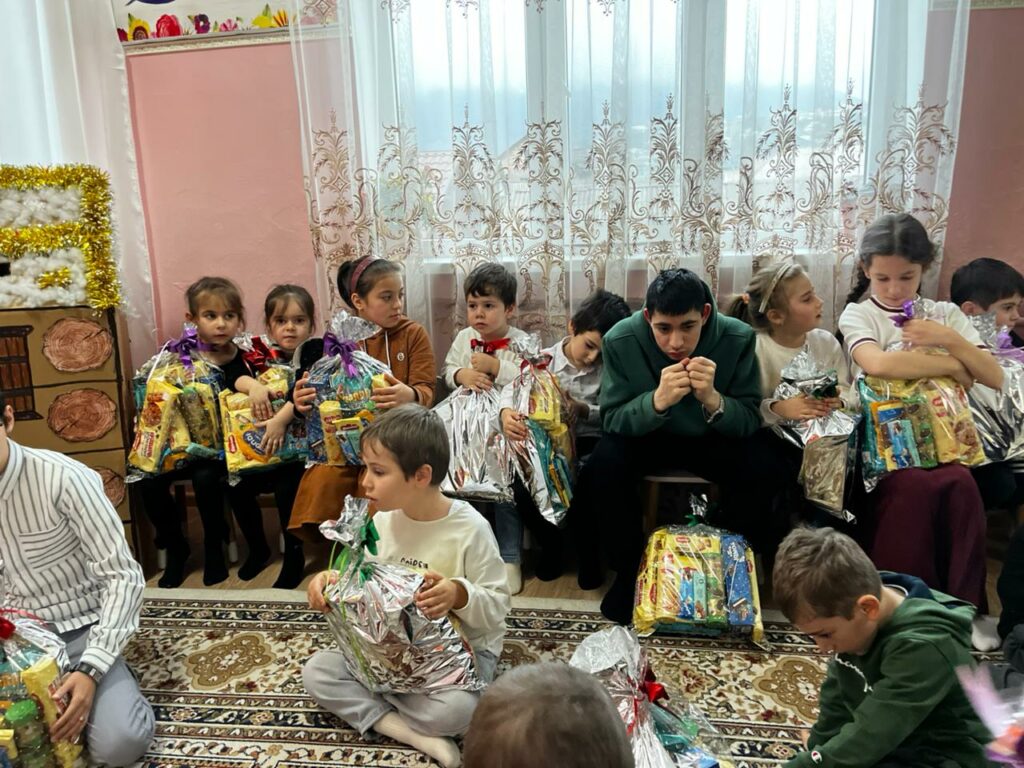Новогодний визит в Реабилитационный центр Казбековского района принес детям праздник и подарки