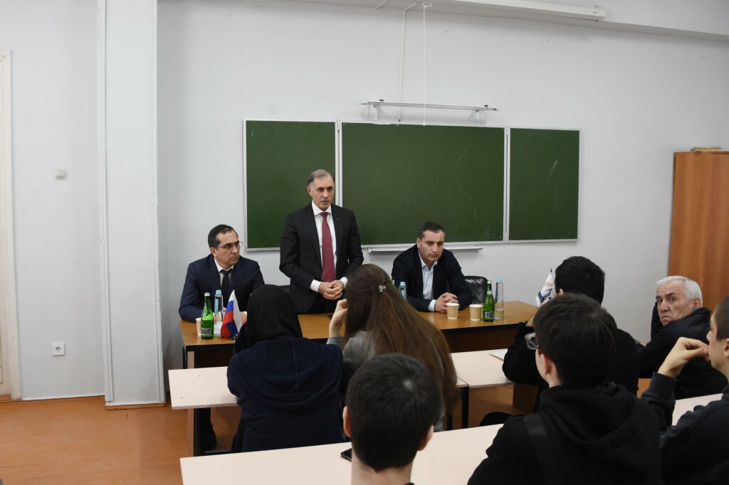 Заместитель Председателя Народного Собрания РД встретился со студентами и рассказал о героях и будущем страны
