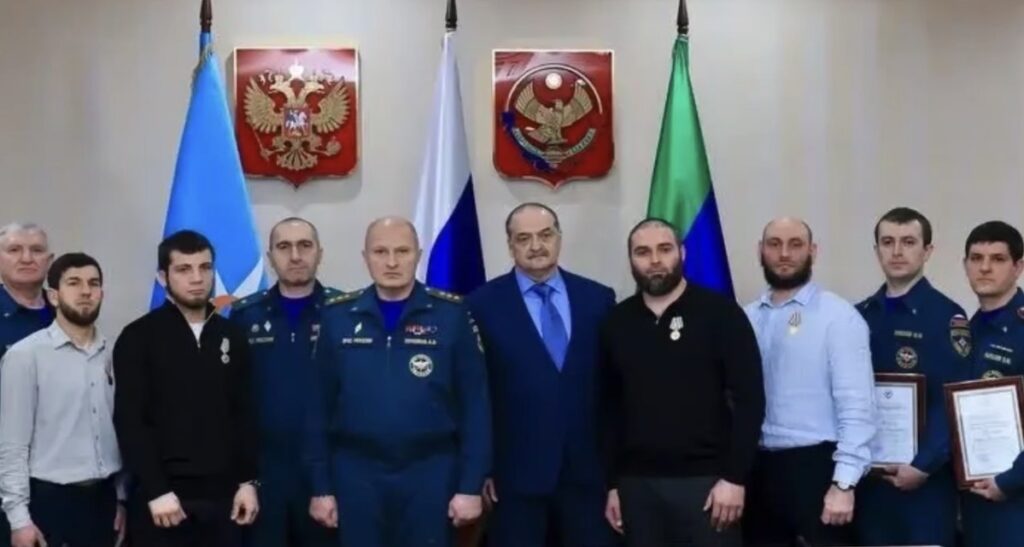 Меликов и Куренков наградили героев, спасших женщину и ребенка в Дагестане
