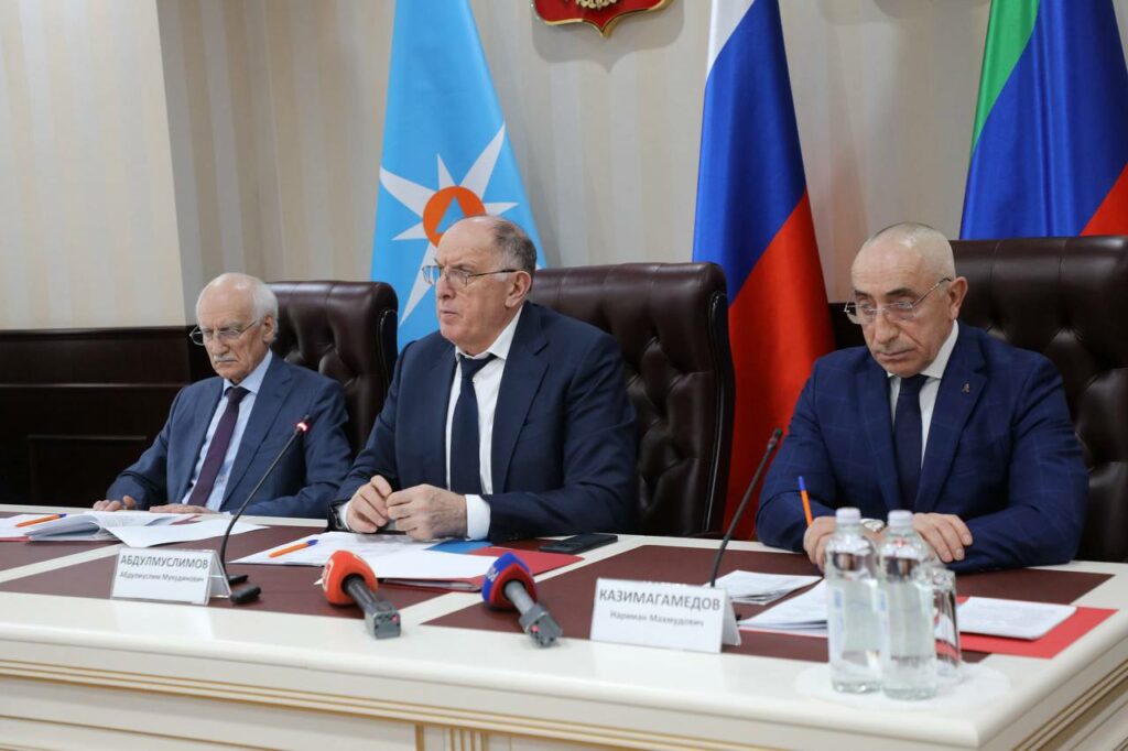 Абдулмуслим Абдулмуслимов поручил муниципалитетам создать резервы для борьбы с ЧС