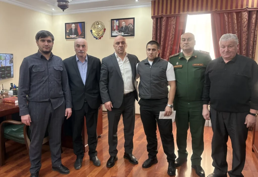 Глава Сергокалинского района встретился с добровольцем, отправляющимся в зону СВО