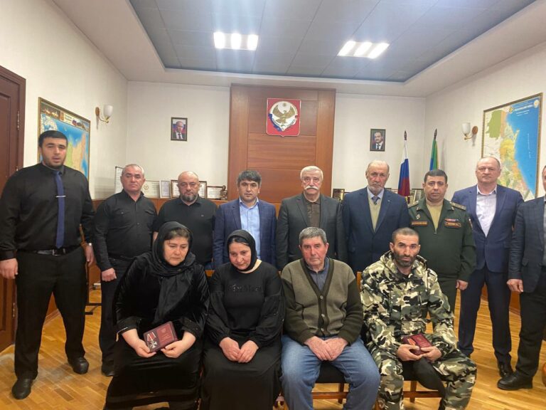 Родственники героев получили заслуженные награды