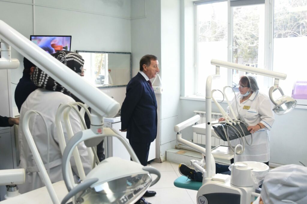 Заур Аскендеров посетил детскую стоматологическую поликлинику и обсудил проблемы отрасли