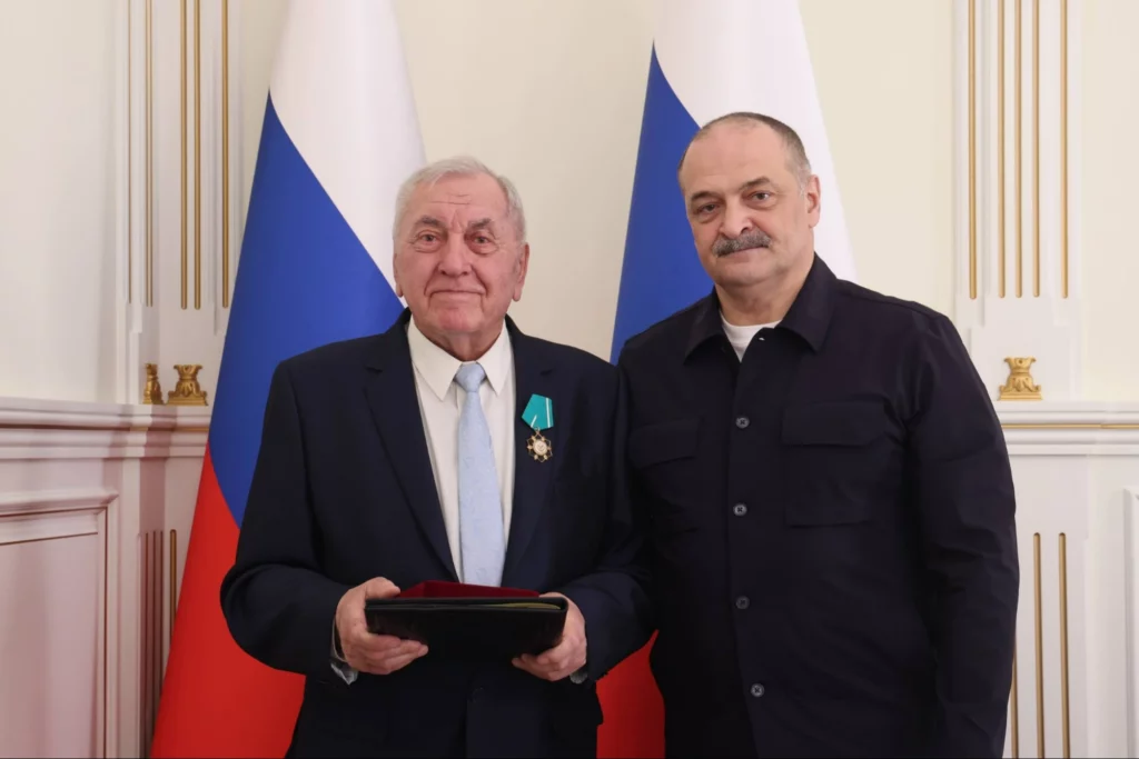 Сергей Меликов вручил Гамиду Бучаеву орден Почёта Республики Дагестан I степени