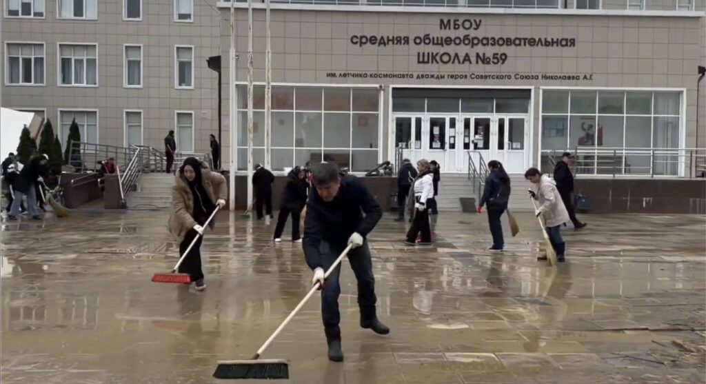 Коллектив Администрации готовит город ко Дню Победы