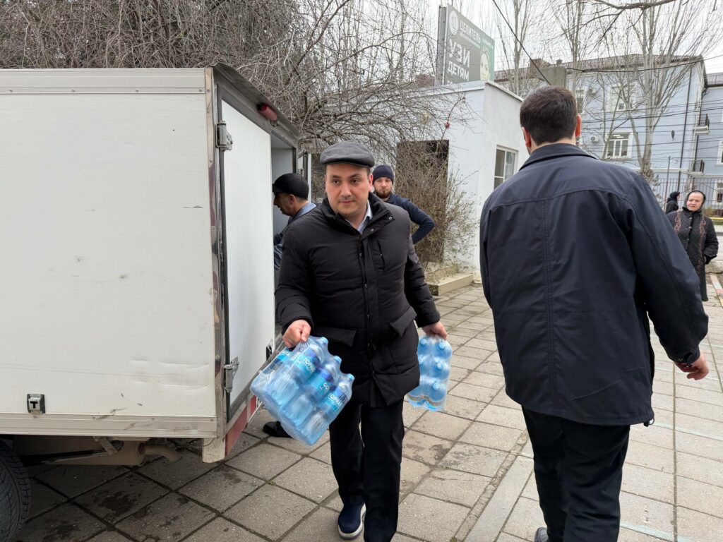 Осман Булатов обеспечил детсады Махачкалы тысячами бутылок чистой воды после ЧС