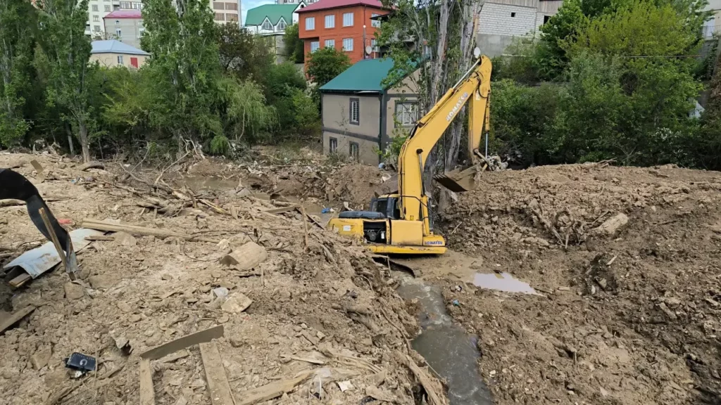В Махачкале продолжается расчистка русла реки Тарнаирка