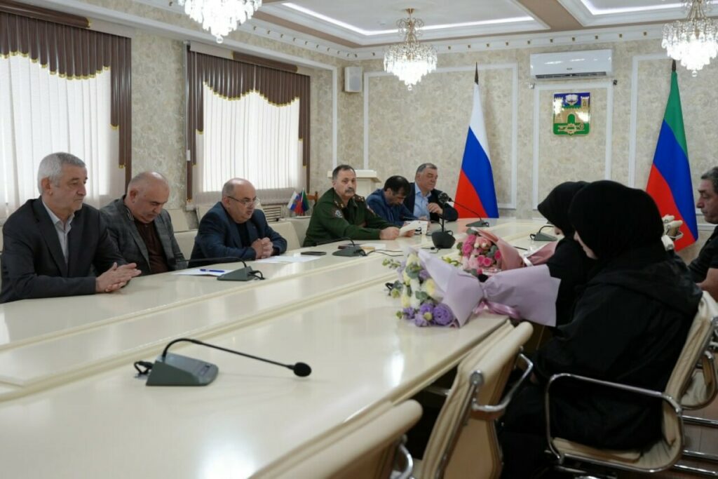 Хасавюрте семье погибшего участника СВО передали орден Мужества