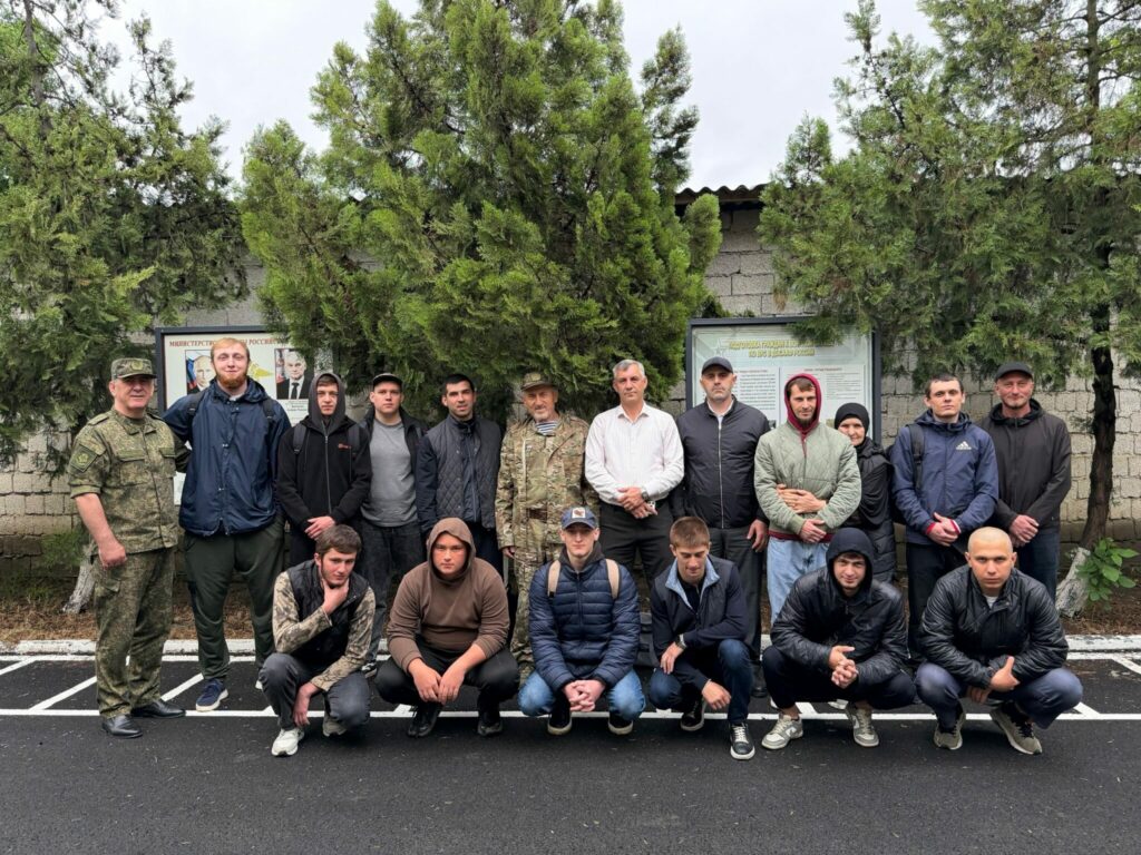 В Кизлярском районе состоялись торжественные проводы призывников на срочную службу