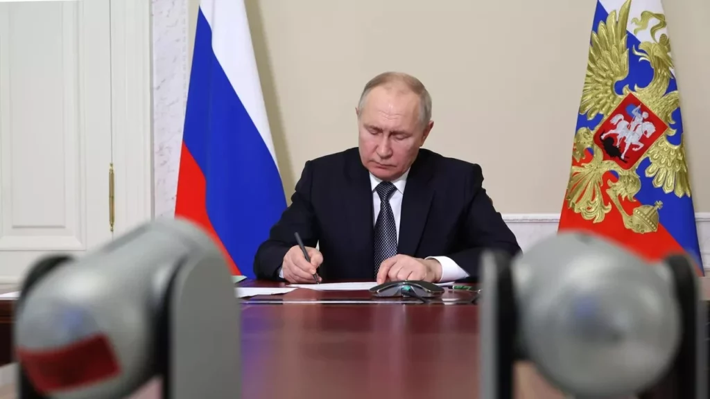 Путин подписал закон о списании долгов для участников СВО