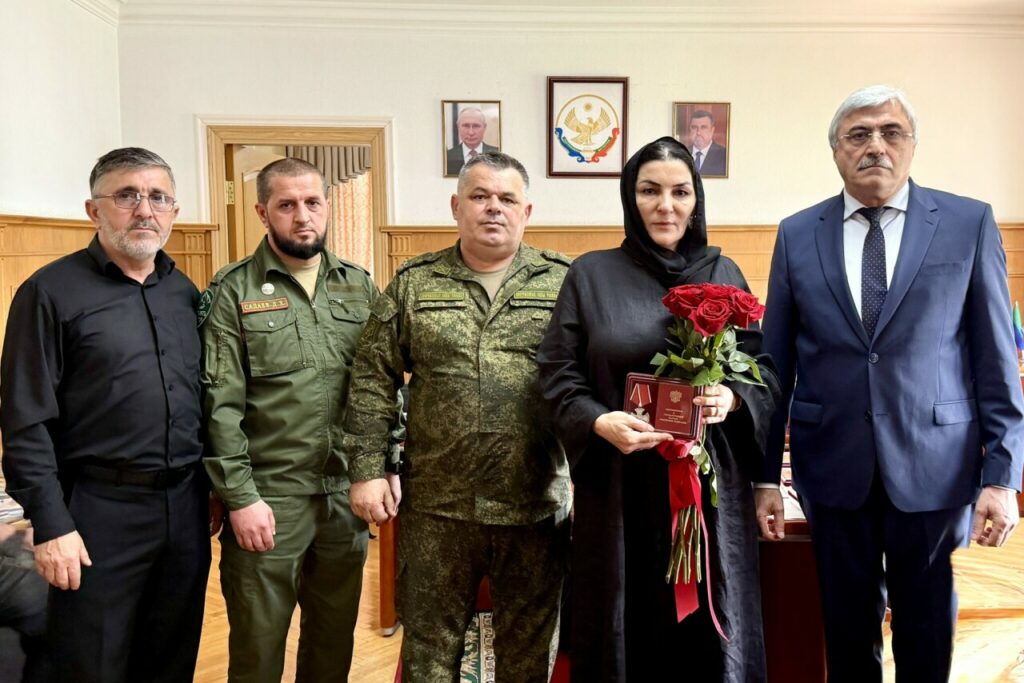 В Новолакском районе семьям участников СВО передали государственные награды