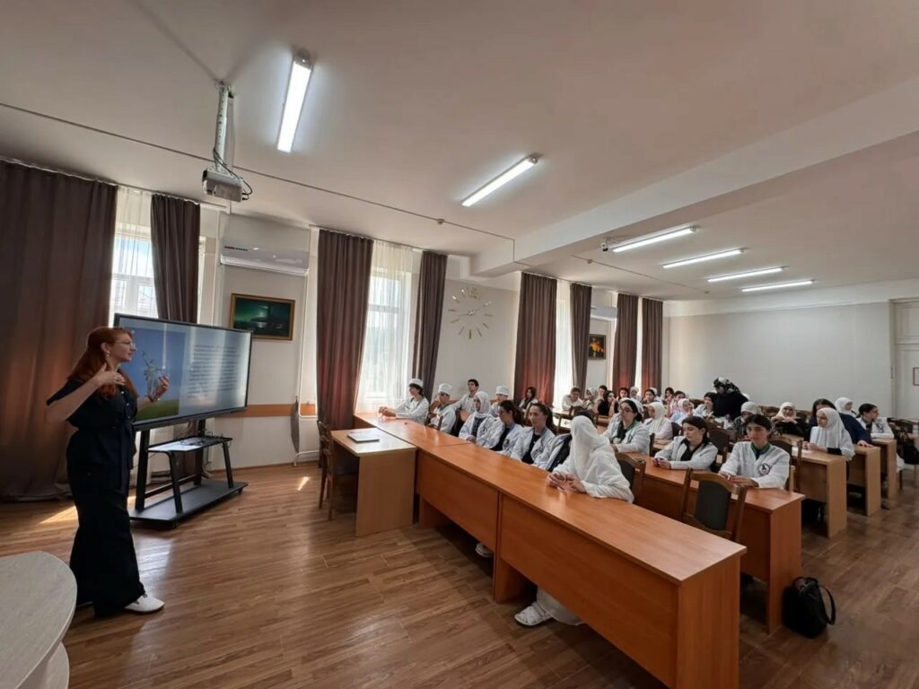 В колледже имени Имама Шамиля провели патриотическое мероприятие ко Дню России