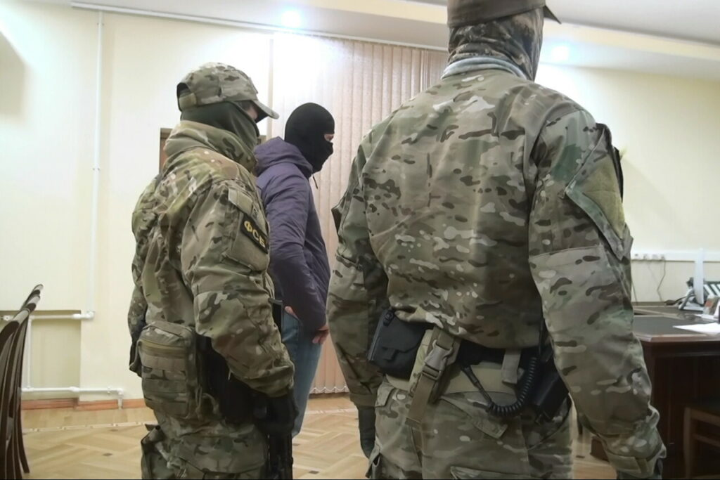 Экс-помощник прокурора Каспийска осуждён за мошенничество и получение взятки