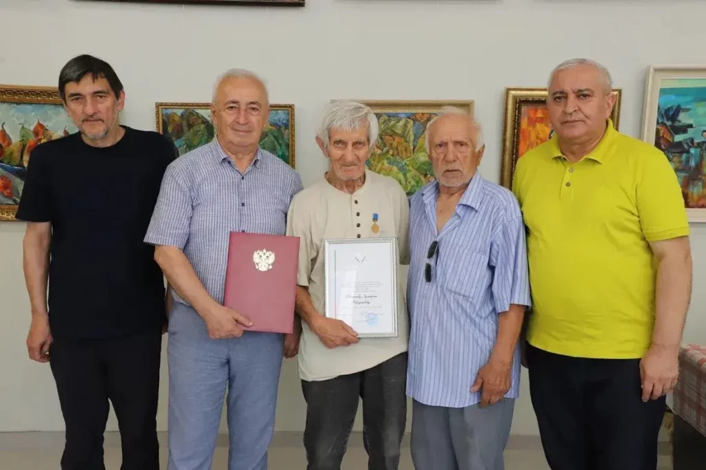 Народного художника Зулкарная Рабаданова поздравили с 90-летним юбилеем