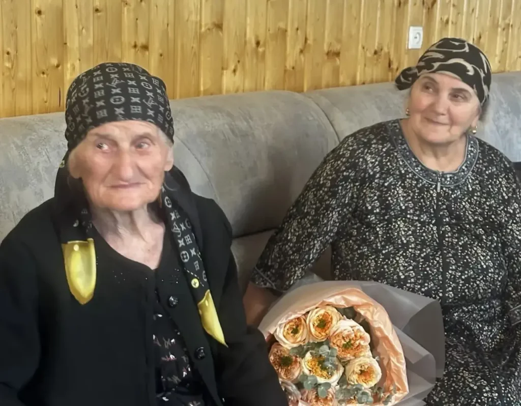 Глава Сулейман-Стальского района поздравил долгожительницу со 100-летним юбилеем