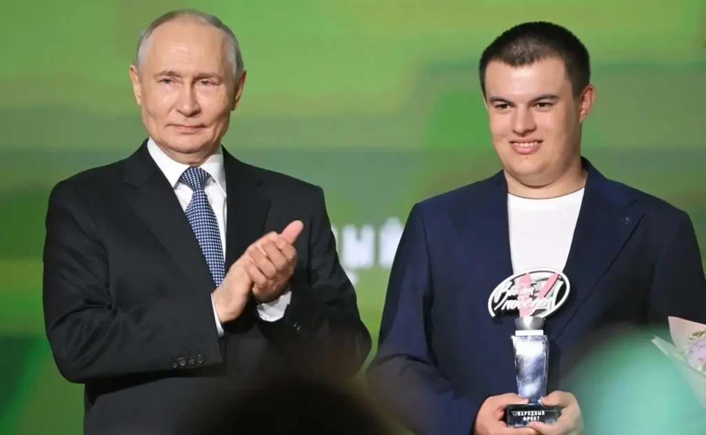 Владимир Путин наградил 19-летнего героя из Дагестана, спасшего более 20 человек во время паводков
