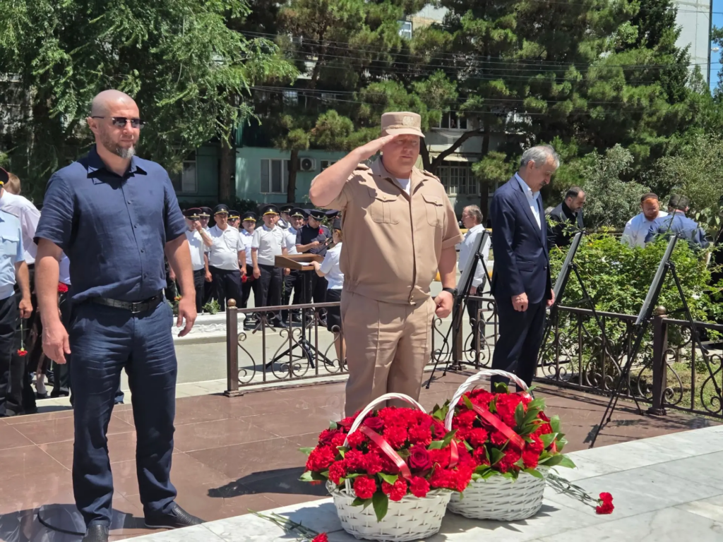 В Каспийске вспомнили подвиг Магомеда Нурбагандова и почтили память Героя России